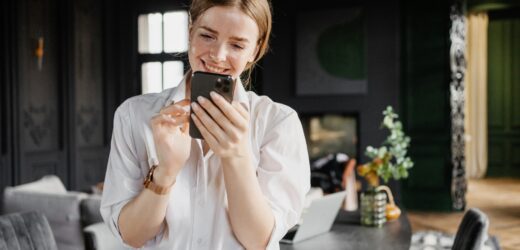 hotel receptionist woman uses phone writes a message to the client