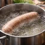 La cuisson de la saucisse de couenne à l&rsquo;eau comme vous ne l&rsquo;avez jamais vue