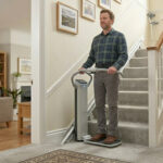 Quand choisir un monte escalier debout plutôt qu&rsquo;un modèle assis?